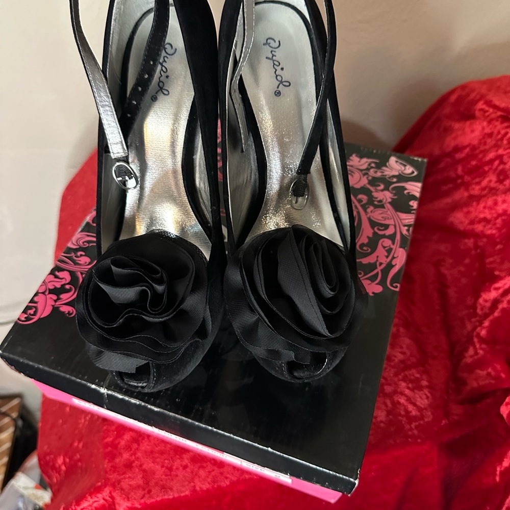 QUPID Black Velvet size 9 Super Sexy 5 inch heels with a beautiful flower - Picture 7 of 13